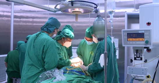 Ê kíp y, bác sỹ của Bệnh viện Đa khoa tỉnh Thanh Hoá đang thực hiện ca phẫu thuật. Ảnh BVCC
