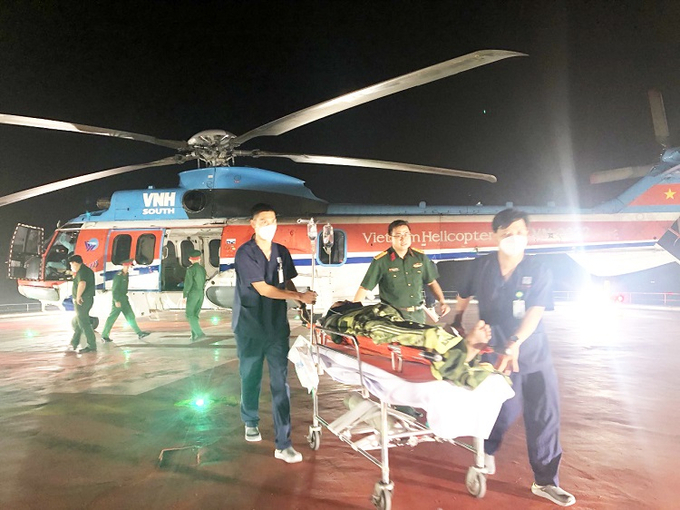 Trực thăng EC 225, số hiệu VN-8622 đưa ngư dân Trần Hửu hạ cánh xuống sân đỗ Viện Chấn thương chỉnh hình, Bệnh viện Quân y 175, TP. HCM