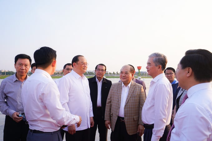 Phó Thủ tướng Lào cùng đoàn đại biểu và lãnh đạo TP. HCM tham quan Quảng trường nhạc nước tại Van Phuc City - Ảnh: Vinh Rose