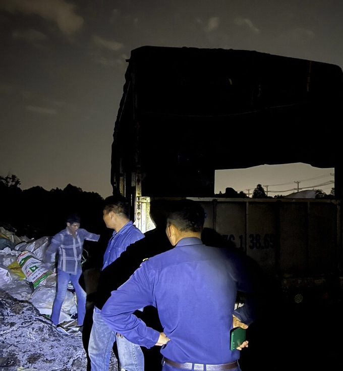Lực lượng chức năng phường Phú Tân phối hợp bắt quả tang xe tải đổ rác trộm