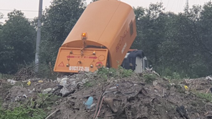 Hai xe hút rác đường nghi vấn đổ rác trộm trên thửa đất số 4, tờ bản đồ số 104 KTĐC Tân Vĩnh Hiệp
