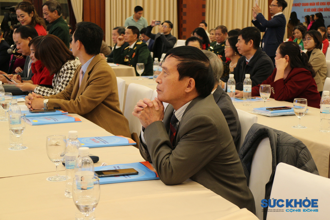 TS Nguyễn Văn Hợp - Trường Đại học Y Hà Nội đặt câu hỏi cho các diễn giả tại Hội thảo