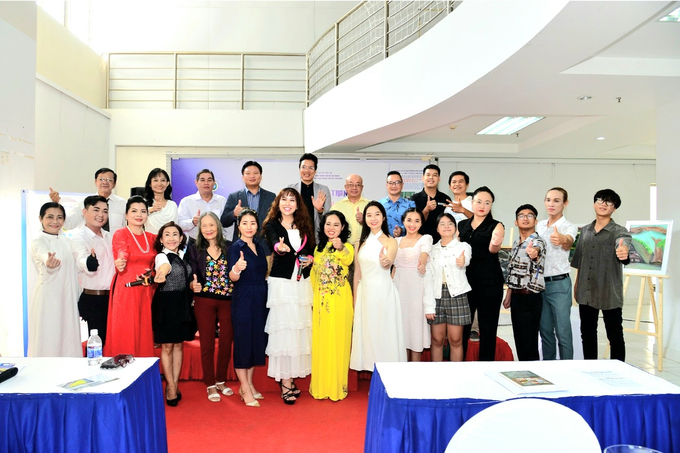 Đại diện khách mời từ các gian hàng, người mua tranh chụp hình kỷ niệm cùng Họa sĩ Đỗ Thiên Hương, Nghệ sĩ Phi Thanh Vân và Doanh nhân Phan Thế Phương  