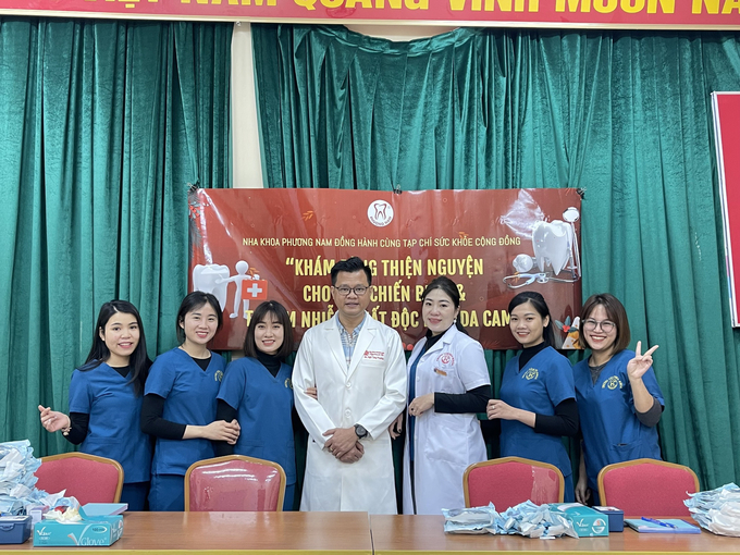 Các cán bộ, bác sỹ của Nha khoa Phương Nam khám răng thiện nguyện cho cựu chiến binh và trẻ em nhiễm chất độc màu da cam tại Làng Hữu Nghị Việt Nam