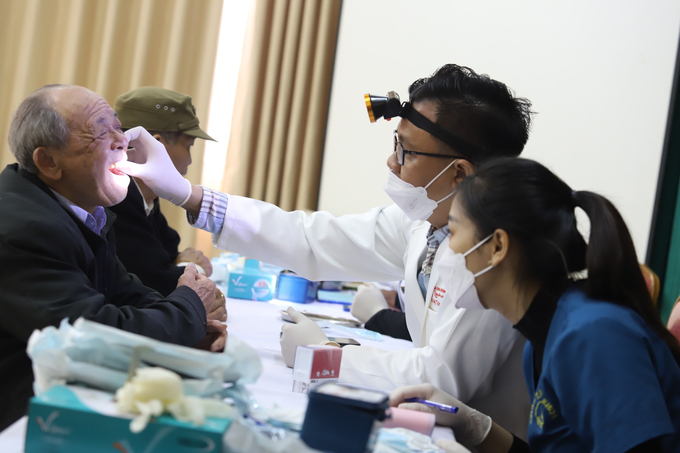 Bác sỹ Nha khoa Phương Nam khám răng cho các bác cựu chiến binh