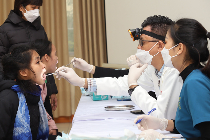 Bác sỹ Nha khoa Phương Nam khám răng cho trẻ em chất độc màu da cam