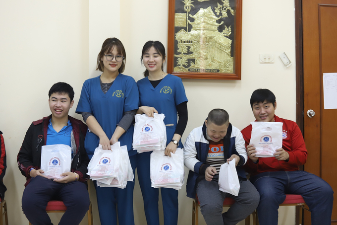 Nha khoa Phương Nam khám và tặng quà cho trẻ em nhiễm chất độc màu da cam và các bác cựu chiến binh tại Làng Hữu Nghị Việt Nam