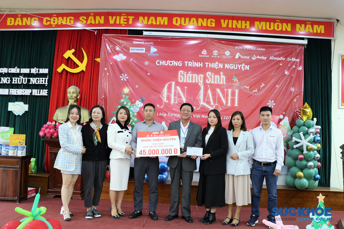 Nhóm thiện nguyện trao tặng quà cho Làng Hữu Nghị Việt Nam
