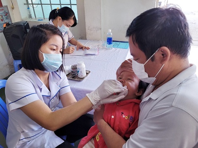 Cho trẻ uống Vitamin A tại Trạm Y tế phường Tân Tiến, TP. Biên Hòa