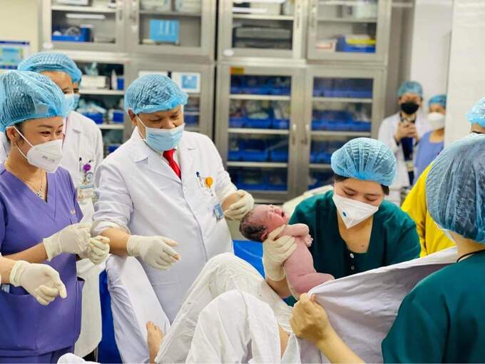Bé Ngọc Hân là công dân nhí đầu tiên chào đời năm 2023 tại Bệnh viện Phụ sản TW. Ảnh: SKĐS