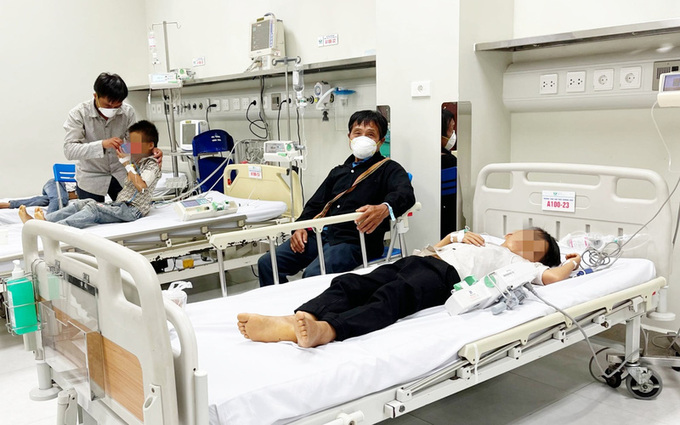 Trẻ ngộ độc sau khi ăn quả hồng châu tại huyện Văn Bàn, Lào Cai điều trị tại Bệnh viện Nhi Trung ương. Ảnh: BLC