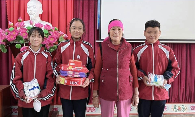 Cụ bà Trần Thị Kền, 83 tuổi và 3 học sinh đã cứu bà khỏi đuối nước. Ảnh: BQN