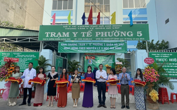 Lãnh đạo Quận Gò Vấp và lãnh đạo Sở Y tế cắt băng ra mắt Trạm Y tế phường 5, Quận Gò Vấp chính thức hoạt động theo nguyên lý Y học gia đình