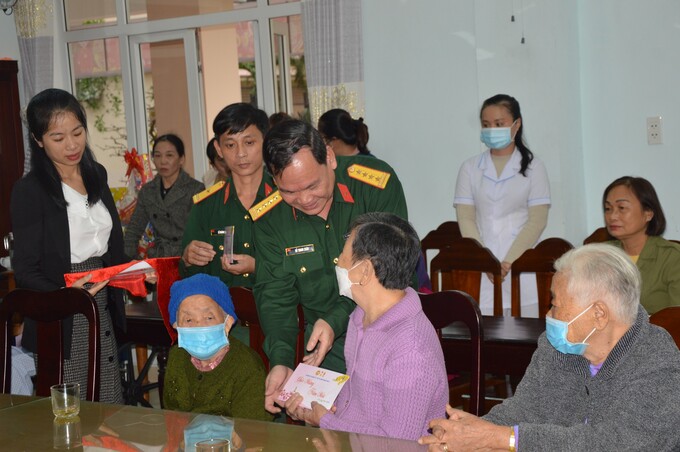 Đại tá Đỗ Thanh Xuân - Phó Chủ nhiệm Chính trị Quân khu 5 đã trao tặng 52 suất quà cho các thương, bệnh binh