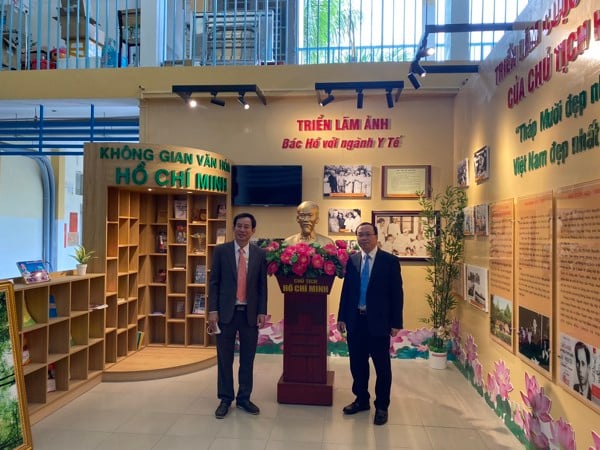 Ông Đỗ Hoàng Phương (bên phải)- Phó tổng Giám đốc Tổng Công ty bảo hiểm Bảo Việt thăm phòng không gian văn hóa  “Bác Hồ với ngày Y tế” tại Bệnh viện Lê Văn Thịnh