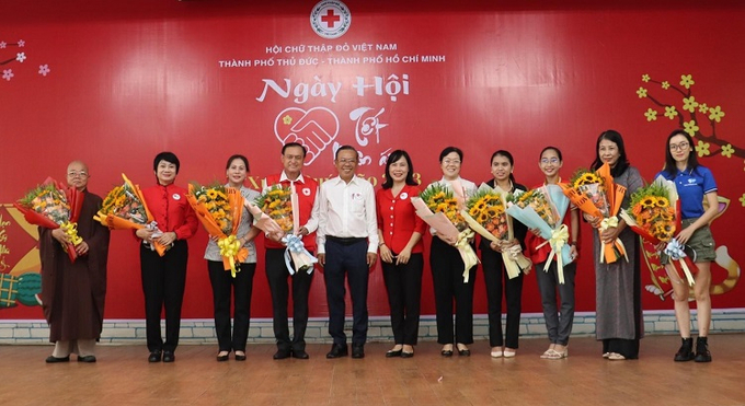 Ông Nguyễn Hữu Hiệp, Bí thư Thành uỷ Thủ Đức, TP. Hồ Chí Minh tặng hoa các nhà tài trợ