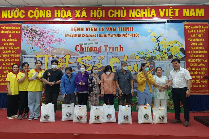 Ths Nguyễn Anh Cường - Phó phòng CTXH bệnh viện Lê Văn Thịnh trao quà cho người dân