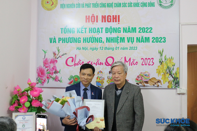 Chủ tịch Hội GDCSSKCĐ Việt Nam trao quyết định bổ nhiệm Viện trưởng Viện Nghiên cứu và Phát triển công nghệ chăm sóc sức khỏe cộng đồng