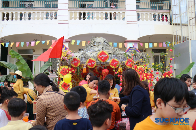 Học sinh mua đồ bằng tem phiếu chứ không sử dụng tiền mặt, những số tiền này sau Hội chợ sẽ dành để chia sẻ và nối tiếp yêu thương đến những hoàn cảnh khó khăn