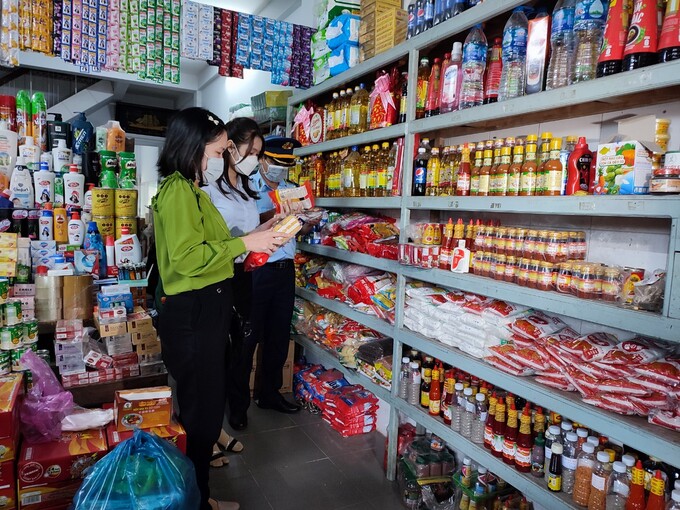 Đoàn kiểm tra tại siêu thị Co.op Mart Cai Lậy