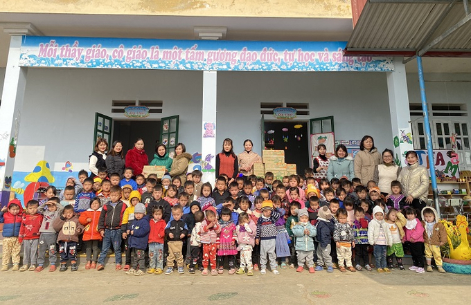 Nestlé Việt Nam chung tay cùng Hội Liên hiệp Phụ nữ Việt Nam tặng quà đến trẻ em có hoàn cảnh khó khăn tại Lào Cai