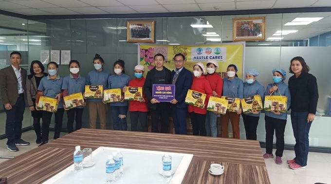 Đại diện Nestlé Việt Nam và Lãnh đạo BQL các KCN tỉnh Hưng Yên trao tặng quà tết tới công nhân có hoàn cảnh khó khăn