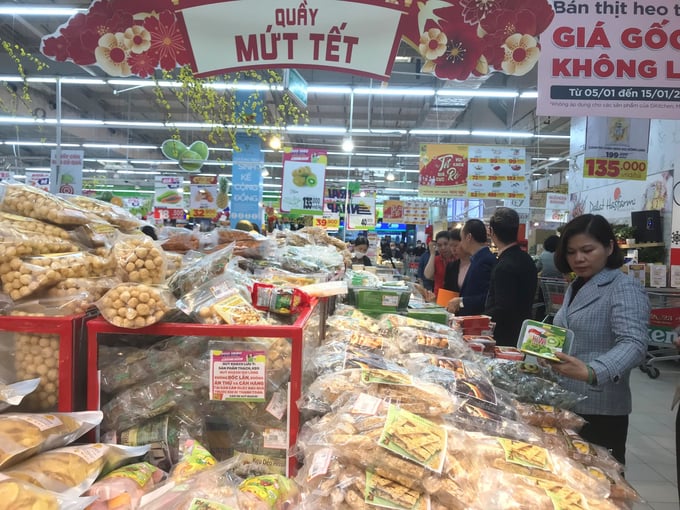 Người tiêu dùng mua sắm tại các siêu thị trong đợt cao điểm cận Tết Nguyên đán Quý Mão 2023