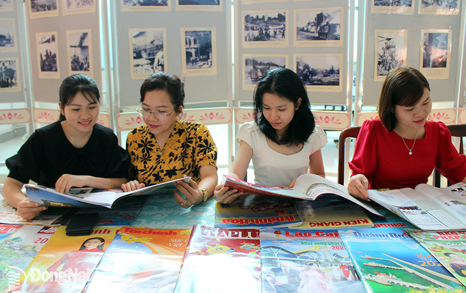 Bạn đọc xem sách, báo Xuân Qúy Mão 2023 tại Thư viện tỉnh Đồng Nai (Ảnh: Báo Đồng Nai)