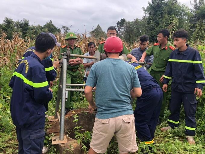 Lực lượng chức năng triển khai cứu nạn một nạn nhân bất cẩn rơi xuống giếng sâu tại huyện Cư Kuin. Ảnh: DakLak