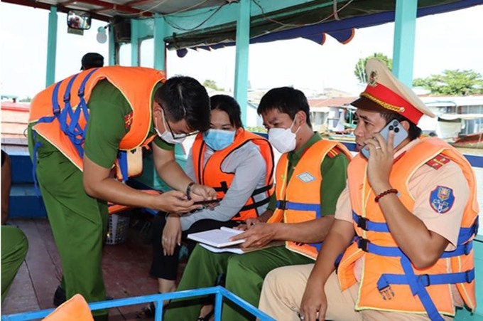 Cơ quan Công an điều tra nguyên nhân vụ lật thuyền trên sông Đồng Nai xảy ra sáng ngày 5/2. Ảnh: LĐO