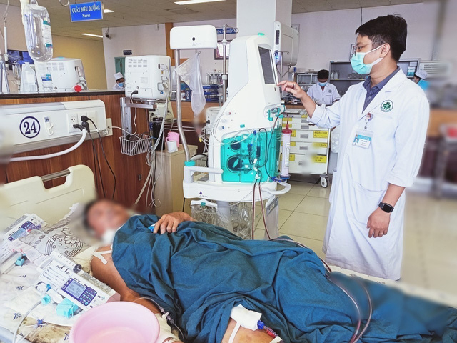 Một trong 4 ca ngộ độc nặng đang điều trị tại Bệnh viện Đa khoa Trung tâm An Giang. Ảnh: TTXVN