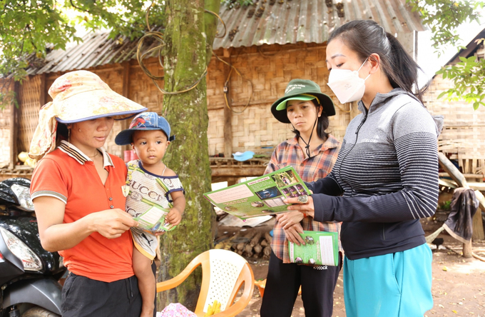 Tuyên truyền phòng chống dịch sốt xuất huyết cho người dân trên địa bàn huyện Lắk. Ảnh: BĐL