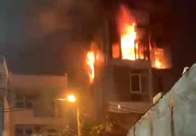Ngọn lửa phát ra tại tầng 4 tại một căn nhà nằm trên đường Hải Hồ, quận Hải Châu. Ảnh: BĐN