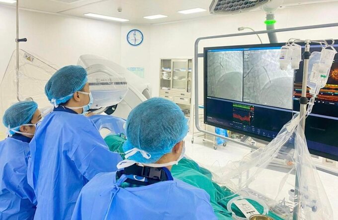 Bệnh nhân S được đặt stent tái thông mạch máu tim. Ảnh: HNM