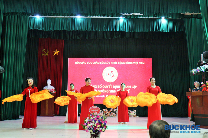 Hát múa: Đảng đã cho ta một mùa xuân do Tốp nữ văn phòng Trung ương Hội GDCSSKCĐ Việt Nam biểu diễn