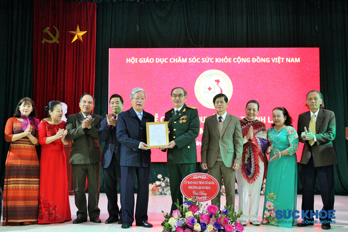 Ông Nguyễn Hồng Quân - Chủ tịch Hội GDCSSKCĐ Việt Nam trao quyết định thành lập Khối DSTT cho Đại tá Tạ Quang Vinh - Chủ tịch Khối DSTT