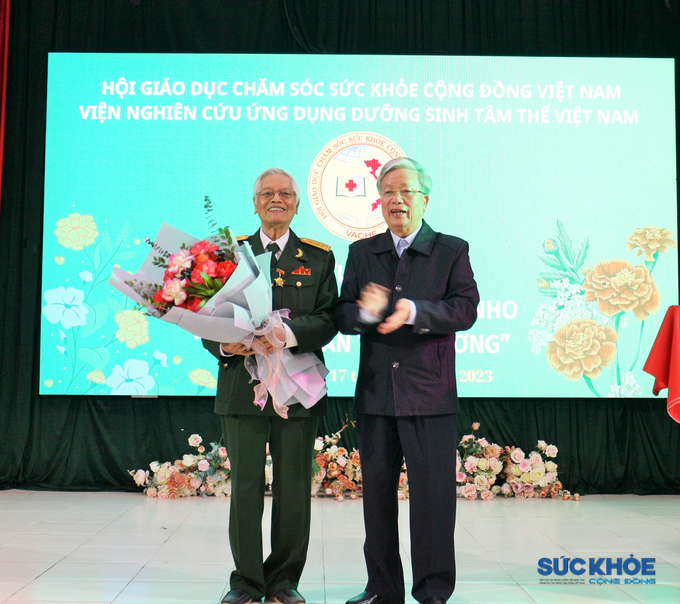 Chủ tịch Hội GDCSSKCĐ Việt Nam Nguyễn Hồng Quân tặng Kỷ niệm chương 