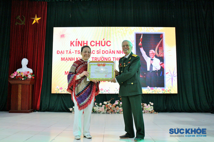 TS Đặng Kim Nhung - Viện trưởng Viện NCUDDSTT Việt Nam trao tặng Bằng chúc thọ, tặng phẩm, hoa cho Đại tá, Tiến sĩ, Nhạc sĩ Doãn Nho
