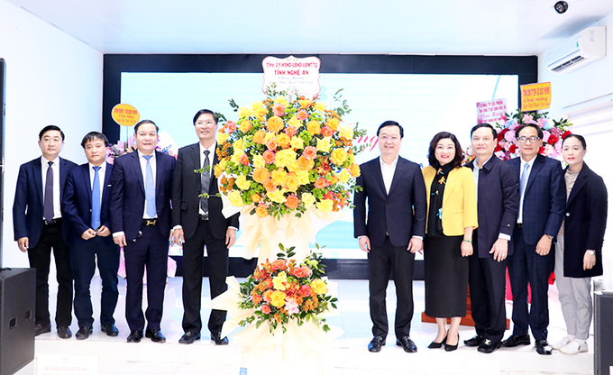 Chủ tịch UBND tỉnh Nguyễn Đức Trung tặng hoa chúc mừng bệnh viện Ung bướu Nghệ An