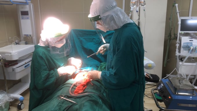 Thạc sĩ, Bác sĩ CKII Nguyễn Biên Thùy mặc đồ bảo hộ phẫu thuật cho bệnh nhân tại khu Cẩm Hội (cơ sở 2 Bệnh viện Phụ sản Hà Nội)