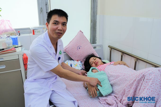 Thạc sĩ, Bác sĩ CKII Nguyễn Biên Thùy phẫu thuật bằng “phương pháp mổ rau cài răng lược bảo tồn tử cung” giúp sản phụ Phùng Thị Trang 