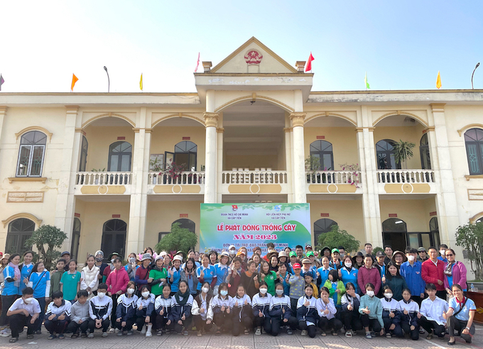 Thành viên tham gia trồng cây chụp ảnh lưu niệm