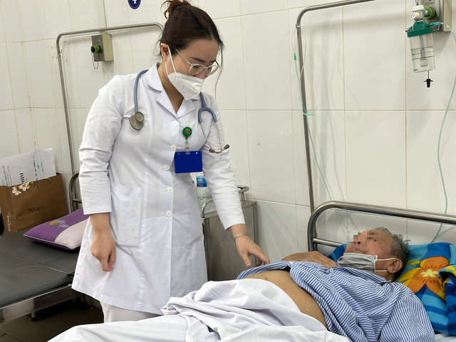 BS Nguyễn Mai Anh khám cho bệnh nhân V. Ảnh: Sức khỏe đời sống