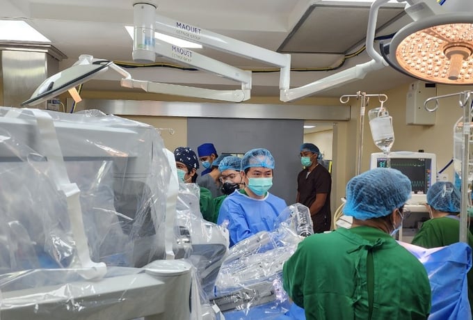 Bác sĩ Nguyễn Phú Hữu, Bệnh viện Bình Dân đang hướng dẫn các bác sĩ Philippines tại bệnh viện CGHMC cách đặt các cánh tay robot vào vị trí phù hợp để phẫu thuật