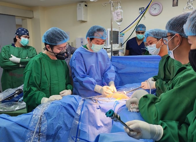  Bác sĩ Nguyễn Phú Hữu đang hướng dẫn cho các bác sĩ Philippines