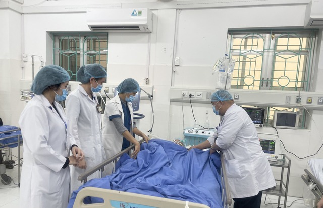 Các bác sĩ của Bệnh viện đa khoa tỉnh Cao Bằng thăm khám lại cho bệnh nhân. Ảnh: BVCC (SKĐS(