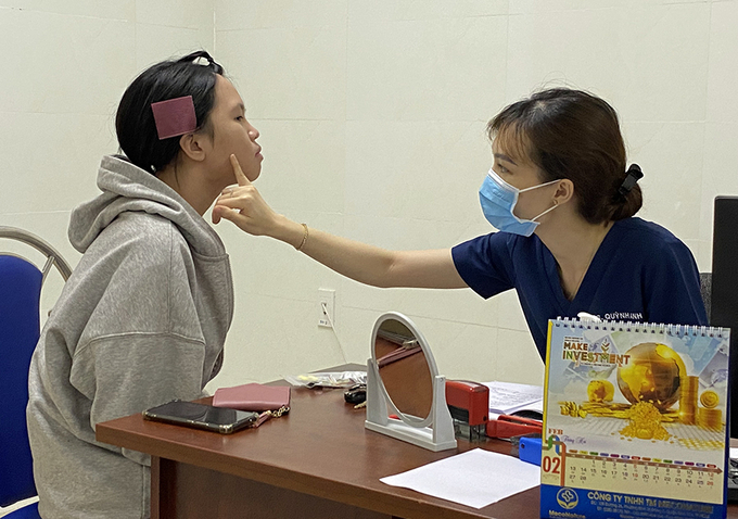 Bác sĩ Bệnh viện Da liễu Đồng Nai khám, tư vấn cho bệnh nhân bị viêm da cơ địa