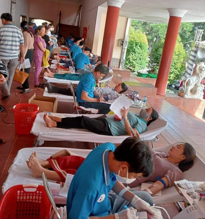 Các tình nguyện viên tham gia hiến máu
