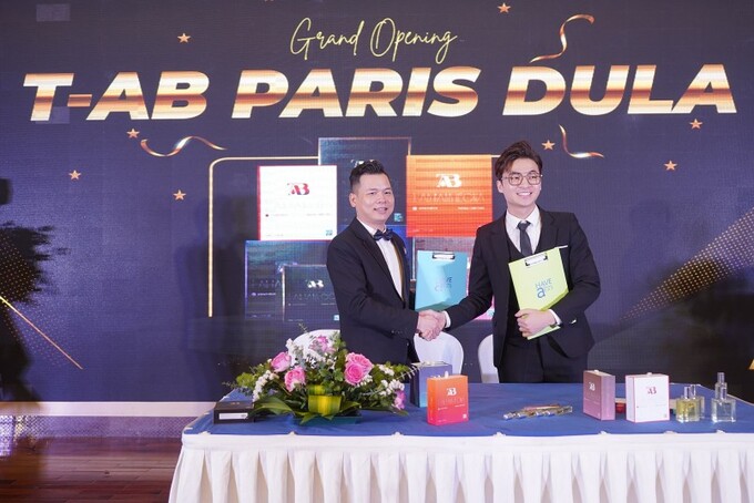 Ông Đinh Xuân Dương – Giám đốc Công ty FLYG Entertainment và ông Đặng Quốc Anh – CEO Công ty CP Quốc tế T-AB Group ký kết hợp tác chiến lược. Ảnh: Thương hiệu sản phẩm