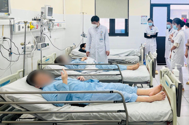 Bệnh nhân ngộ độc nấm điều trị tại BVĐK tỉnh Hòa Bình. Ảnh: Sức khỏe đời sống